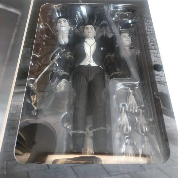 Universal Monsters Ultimate Dracula (Carfax Abbey) 7" Action Figure Age 17+ NECA - Picture 3 of 4